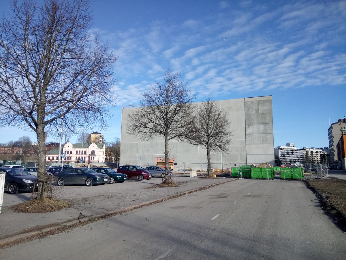 pljakonen's tweet photo. Muraalia odottelemassa uuden pysäköintitalon omakotitontin kokoinen tyhjä seinä #Lahti #RantaKartano @LahtiKymp @lahenpysakointi https://t.co/ztM8LHxTwV
