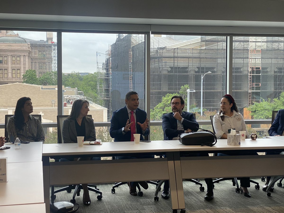 ConsulMexAtn's tweet photo. Los integrantes del sector económico del #Convoy para la internacionalización de los municipios, visitaron @txbiz para vincularse con sectores comerciales claves en #Texas. Asimismo, el Dr. Hector Gomez-Macfarland rindió testimonio como caso de éxito de emprendedurismo. https://t.co/nqx8mFzazZ