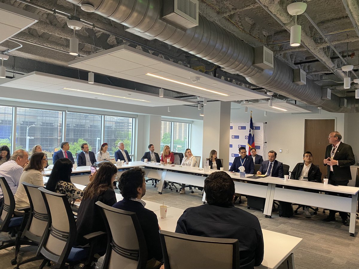ConsulMexAtn's tweet photo. Los integrantes del sector económico del #Convoy para la internacionalización de los municipios, visitaron @txbiz para vincularse con sectores comerciales claves en #Texas. Asimismo, el Dr. Hector Gomez-Macfarland rindió testimonio como caso de éxito de emprendedurismo. https://t.co/nqx8mFzazZ