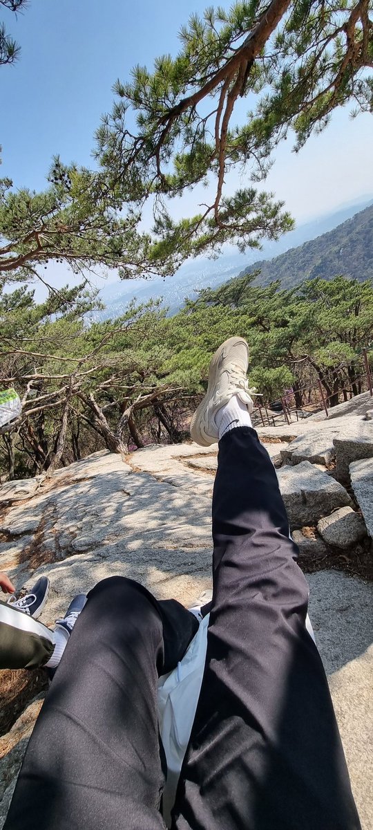 Gongs03's tweet photo. 생존기념으로 등산한 발 사진컷 https://t.co/uGvd2RlccH