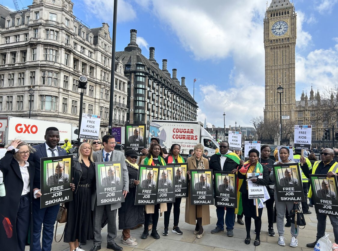 DiasporaDeskZim's tweet photo. The Diaspora is not keeping quiet about the #GoldMafia and #FreeWiwa. Protesting takes time, money and emotional strength. 

For the 2nd day, protests in the UK continue, tomorrow and Thursday again protests are on the cards. 

Kindly retweet to appreciate Diaspora protests! https://t.co/ZOYt1WLJVb