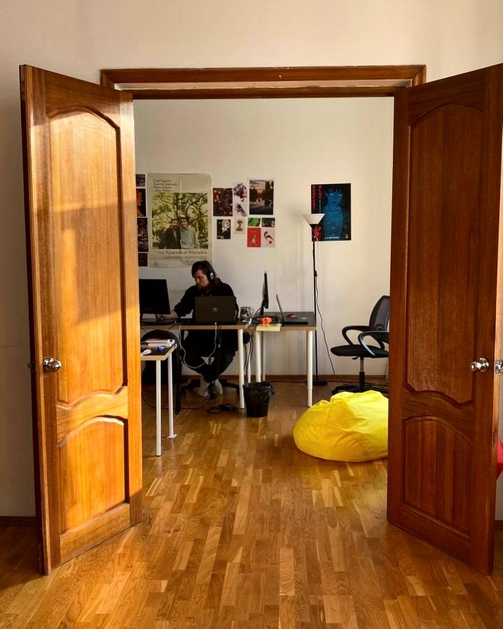 perelesoq_games's tweet photo. Tell us how you're doing, friends?
Spring boosts the productivity of our entire team, but right now we're so eager to get outdoors... Trying to figure out how many extension cords it would take to work in the yard.
#indiedev #indiestudio #artworkstudio https://t.co/RLqgEtdUqJ