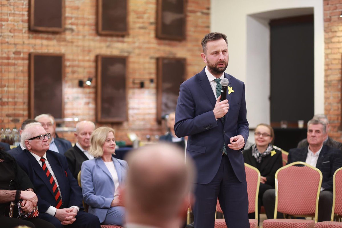 nowePSL's tweet photo. 💬 Jesteśmy formacją, która wyrasta z kultury agrarnej. 127 lat temu 80% ludzi żyło z pracy na roli. Dziś to ok. 8%. Rzeczywistość się zmienia, my się zmieniamy. Chcemy odpowiadać na wyzwania teraźniejszości. Nie zapominamy jednak o naszych korzeniach

🍀@KosiniakKamysz
📍Wołomin https://t.co/HsYJYe0DxD
