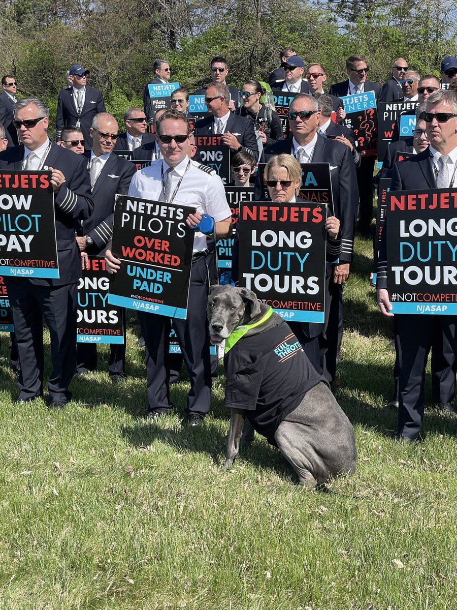 NJASAP's tweet photo. In an extraordinary demonstration of unity + collective resolve, hundreds of pilots and their family members are gathered in Columbus to support the Hometown Informational Picket // https://t.co/7INCopiAwO //  #Aviation #UnionStrong #PilotShortage #NotCompetitive https://t.co/YwtB4KQyuI