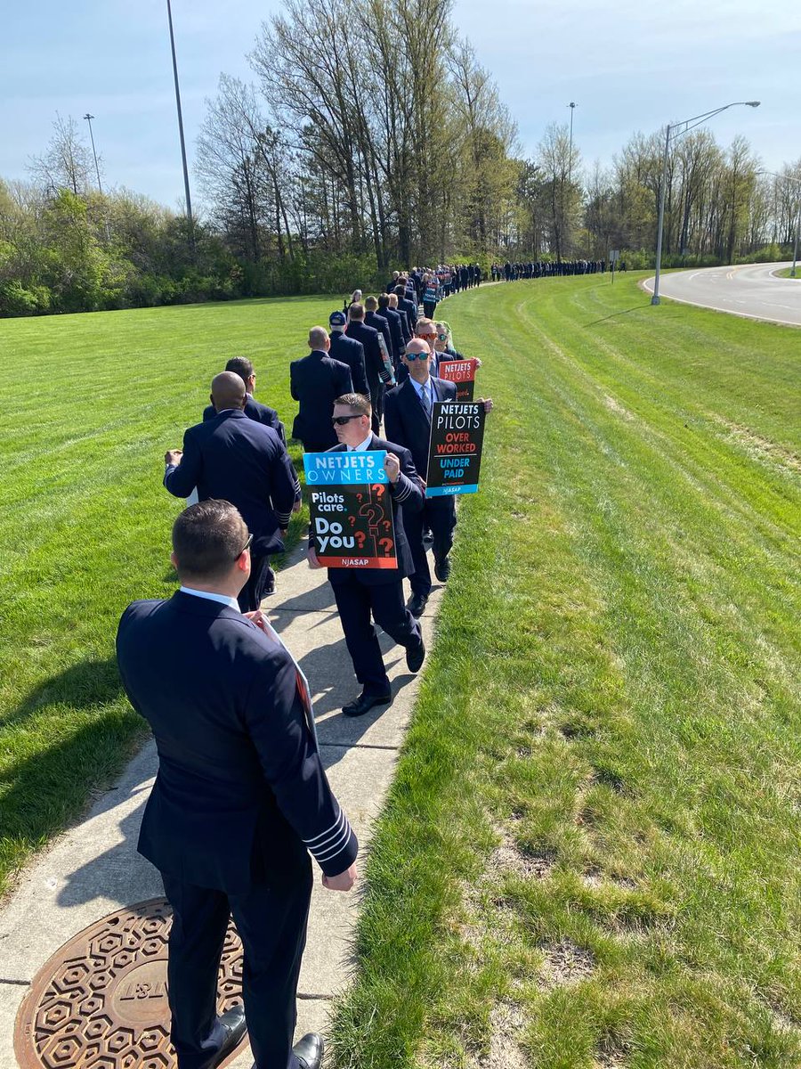 NJASAP's tweet photo. In an extraordinary demonstration of unity + collective resolve, hundreds of pilots and their family members are gathered in Columbus to support the Hometown Informational Picket // https://t.co/7INCopiAwO //  #Aviation #UnionStrong #PilotShortage #NotCompetitive https://t.co/YwtB4KQyuI