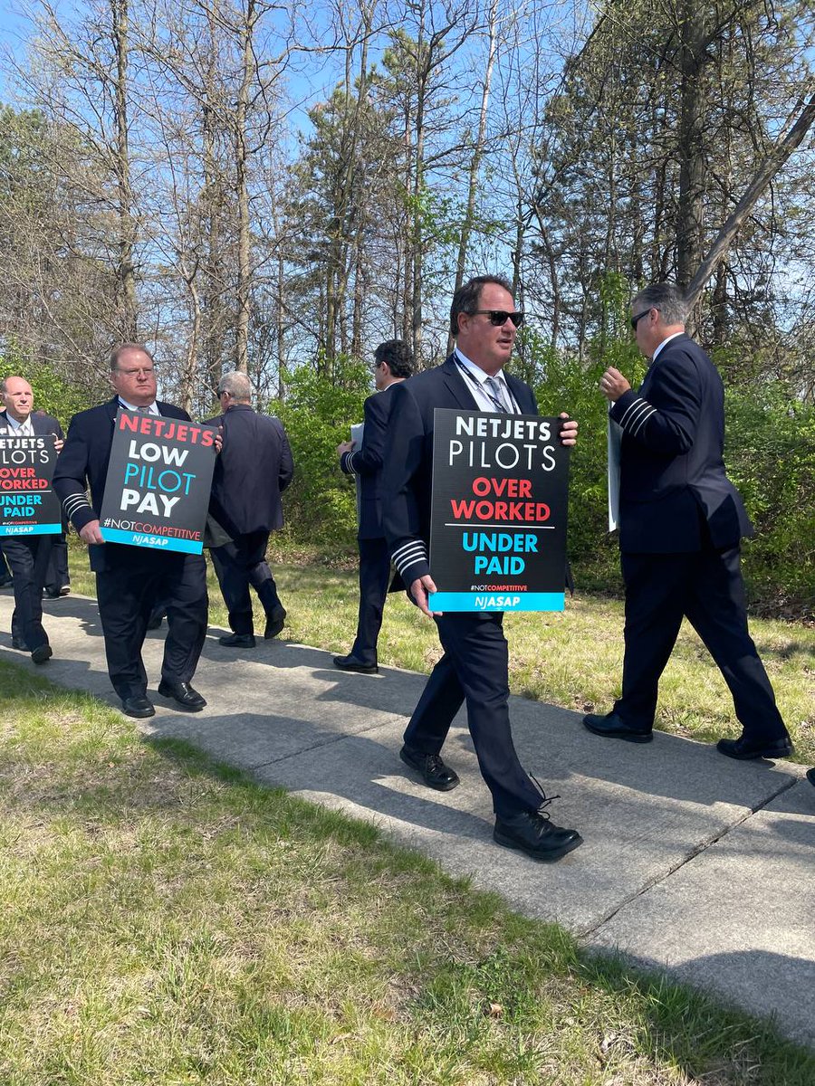 NJASAP's tweet photo. In an extraordinary demonstration of unity + collective resolve, hundreds of pilots and their family members are gathered in Columbus to support the Hometown Informational Picket // https://t.co/7INCopiAwO //  #Aviation #UnionStrong #PilotShortage #NotCompetitive https://t.co/YwtB4KQyuI