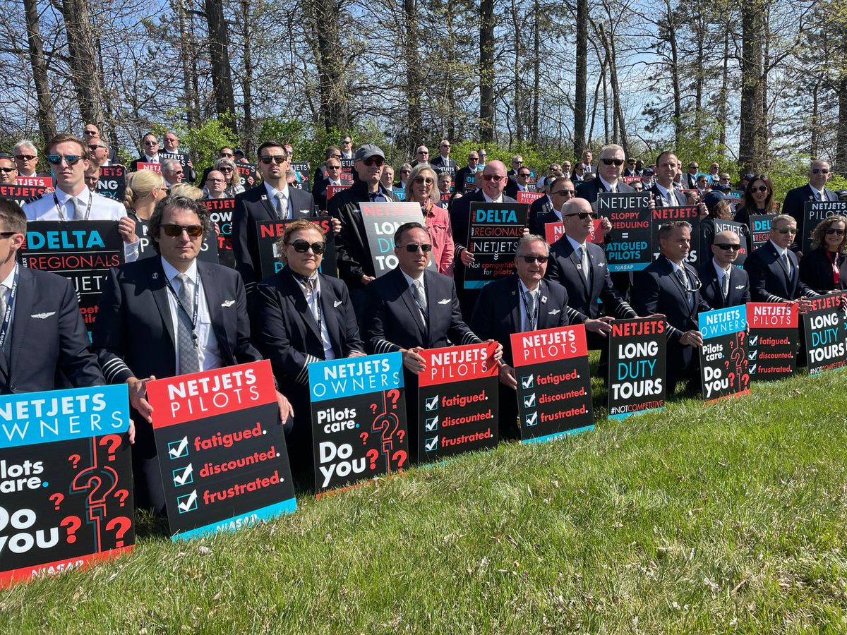 NJASAP's tweet photo. In an extraordinary demonstration of unity + collective resolve, hundreds of pilots and their family members are gathered in Columbus to support the Hometown Informational Picket // https://t.co/7INCopiAwO //  #Aviation #UnionStrong #PilotShortage #NotCompetitive https://t.co/YwtB4KQyuI