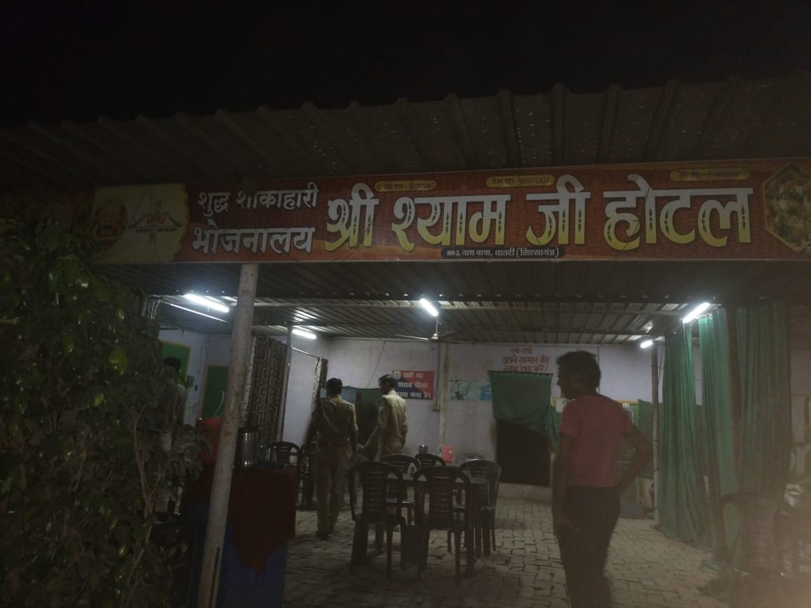 FirozabadExcise's tweet photo. सिरसागंज में आगामी निकाय चुनाव को देखते हुए आबकारी टीम द्वारा ढाबों और रोड लाइन होटल, रेस्टोरेंट को खंगाला,उनके मालिकों को अवैध मदिरापान, बिक्री के प्रति सचेत किया।#dn_firozabad,#policefirozabad,#upexcisedept https://t.co/fhqcYkAUGy