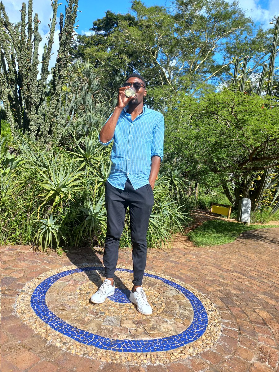 Dark, tall kushoda lo handsome 🤣🤣😂😂 but ukhonyana 😅😅😅