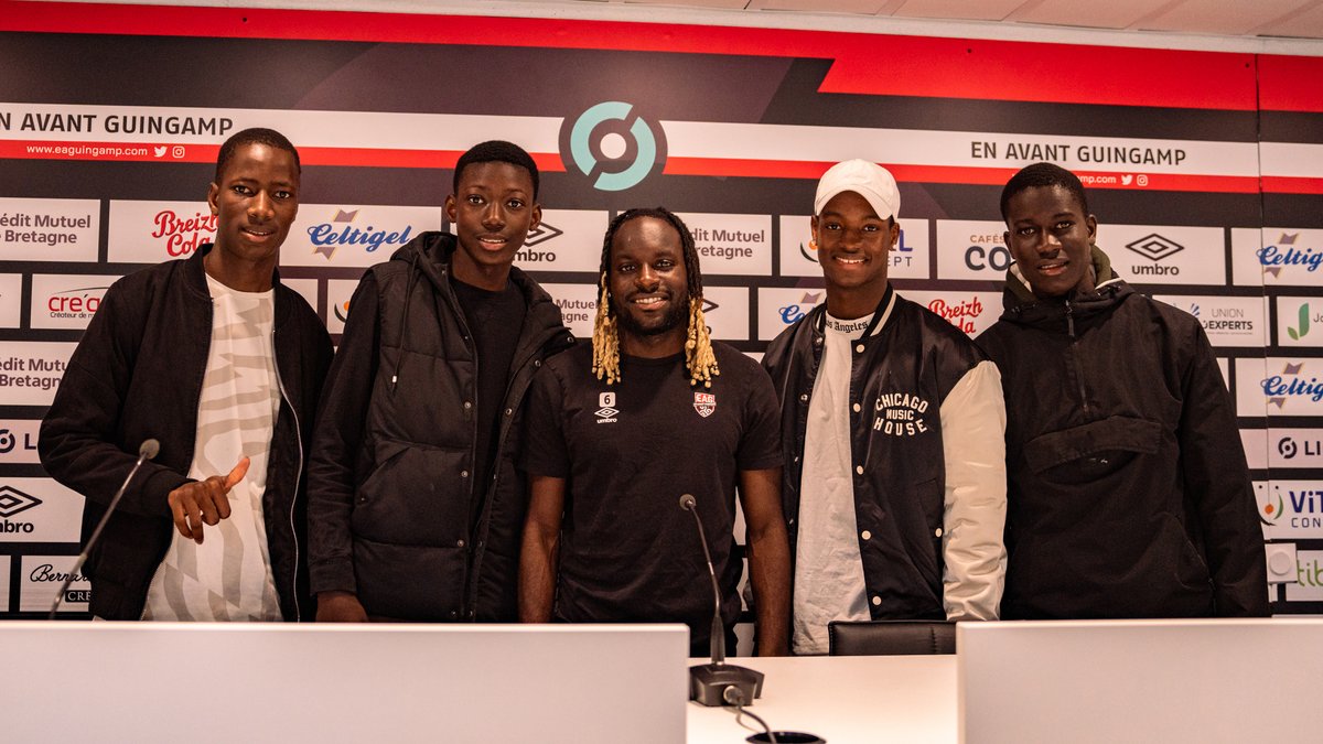 EAGuingamp's tweet photo. 📺 Hier matin, le #ProPark a accueilli des jeunes du Centre Départemental de l’Enfance et de la Famille du 22 pour une matinée de travaux pratiques sur la réalisation de reportage vidéo.
#JouonsLaCollectif #TeamEAG #WarRaok https://t.co/mpW8Av8FyZ
