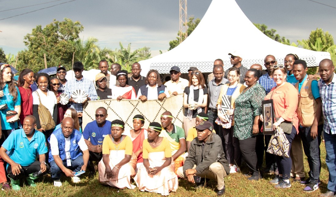 AhmareenKarim's tweet photo. Amazing JP #RWEE field visit by @WFP, @UN_WOMEN, @FAORwanda, @IFAD & @BMGF in @Ngoma district #Rwanda. So impressed by how #Tuzamurane Kigoma cooperative leverages innovative irrigation methods for crop yield increase for their #self-reliance. https://t.co/FgdH1UJMPh