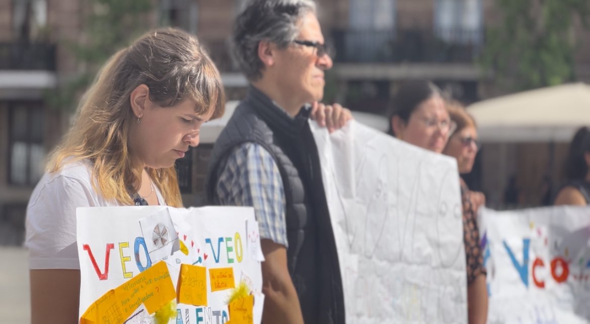 CaritasMadrid's tweet photo. Para construir un compromiso por un trabajo digno.

Cáritas Vicaría II ha convocado un Círculo de Silencio para sensibilizar sobre la campaña de Cáritas Diocesana de Madrid por el empleo, que este año tiene como lema “Veo veo… talento”. 

#CampañaEmpleo2023 
#VeoveoTalento https://t.co/1P8CKPEdup