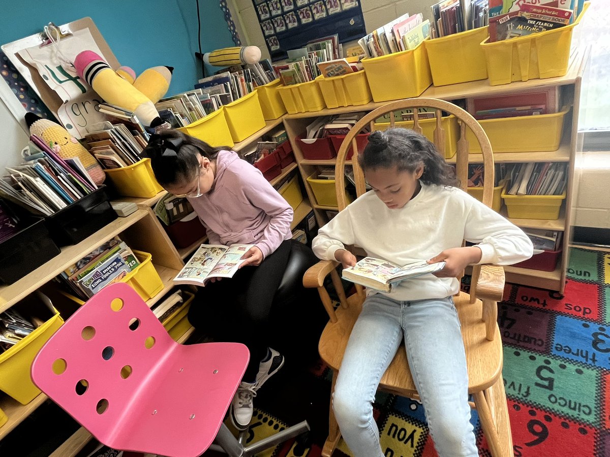 meverist's tweet image. One Wednesdays @KCPS_Rogers we #STOPandREAD. The more we read, the more we know!! Books 📚 can take us everywhere! 🌎🌍@kcpublicschools #KCPSLovesToRead