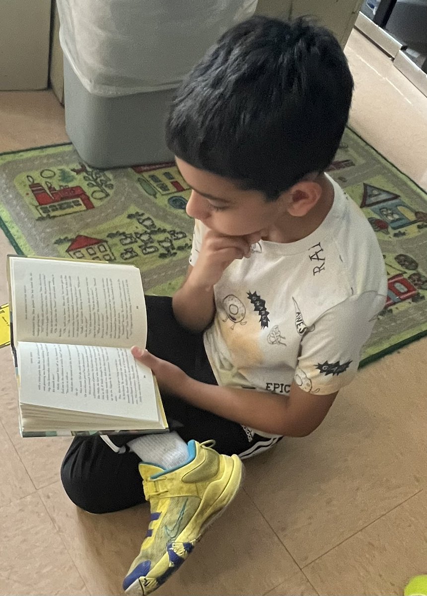 meverist's tweet image. One Wednesdays @KCPS_Rogers we #STOPandREAD. The more we read, the more we know!! Books 📚 can take us everywhere! 🌎🌍@kcpublicschools #KCPSLovesToRead