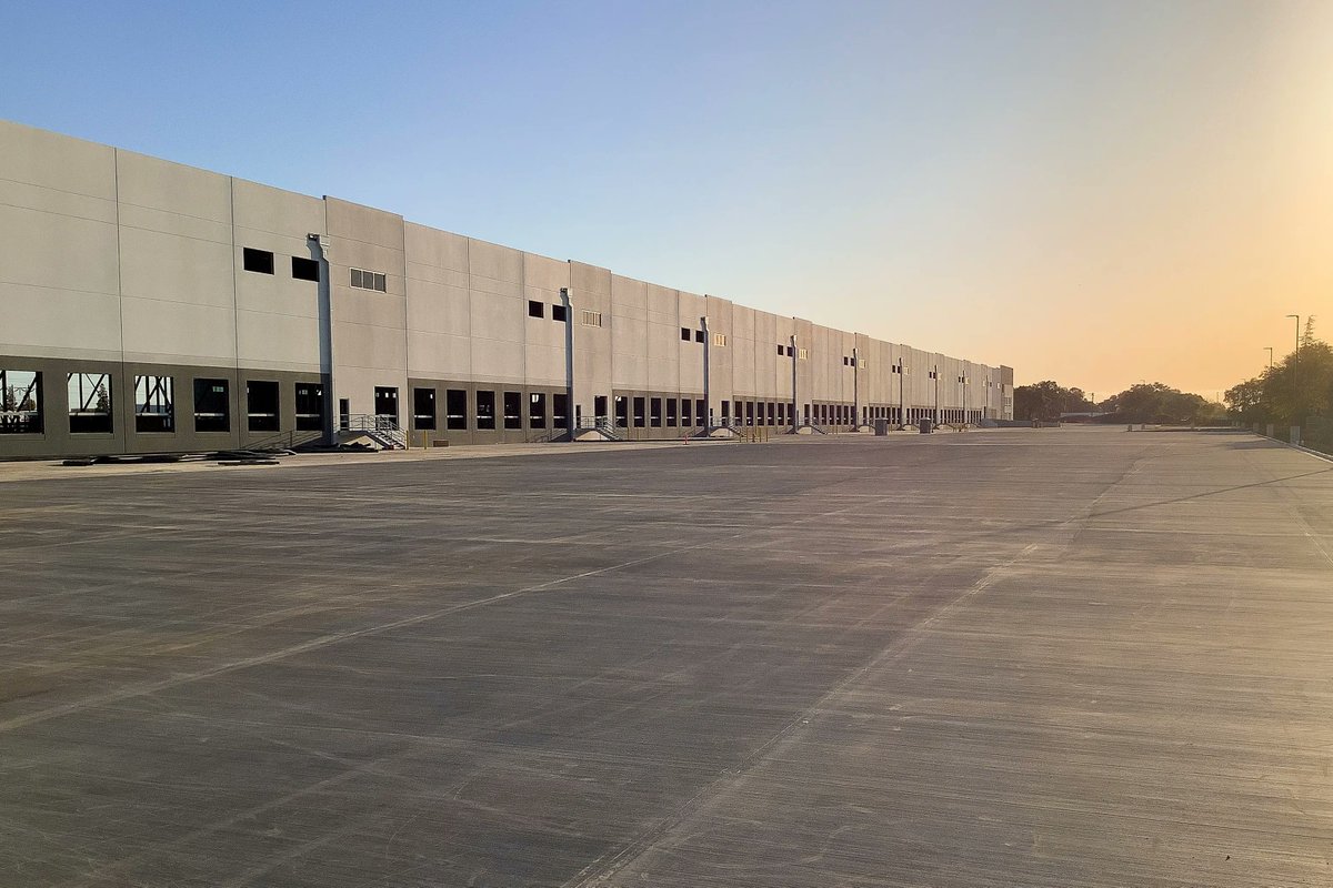McShaneTweets's tweet photo. Construction continues at Central Industrial Center in Stockton, CA. The three-building development totals 1.1 million SF and features 32' to 40' clear heights, 60' speed bays, and high-capacity natural gas and electrical infrastructure.
#MCCWest #MCCBuilds #ConstructionUpdate https://t.co/jfTsxG7k9X
