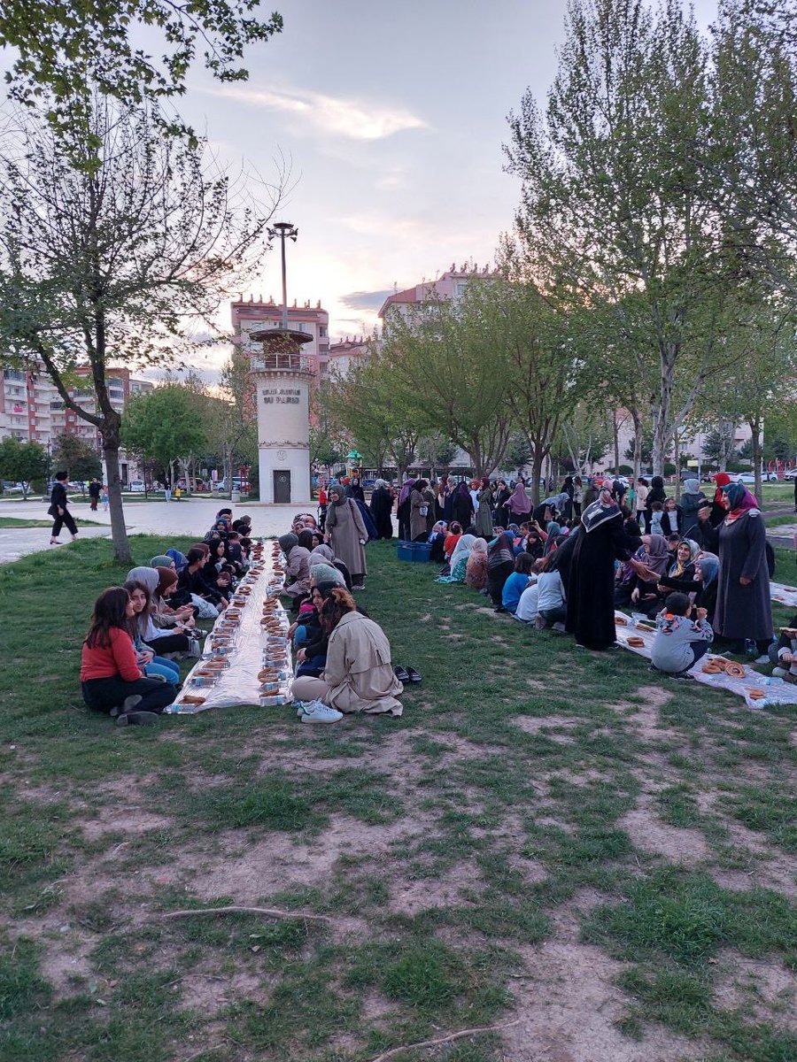 Düşünce ve İnanç Özgürlüğü Platformu olarak İslam coğrafyasının fakir ve yoksul kesimlerini hatırlamak, Asr-ı Saadet döneminde yaşayanları bir nebze anlamak için simit ve hurmadan oluşan iftar menüsü ile geleneksel hale getirdiğimiz Ümmet İftarımızı Gültepe Su Parkında icra ettik
