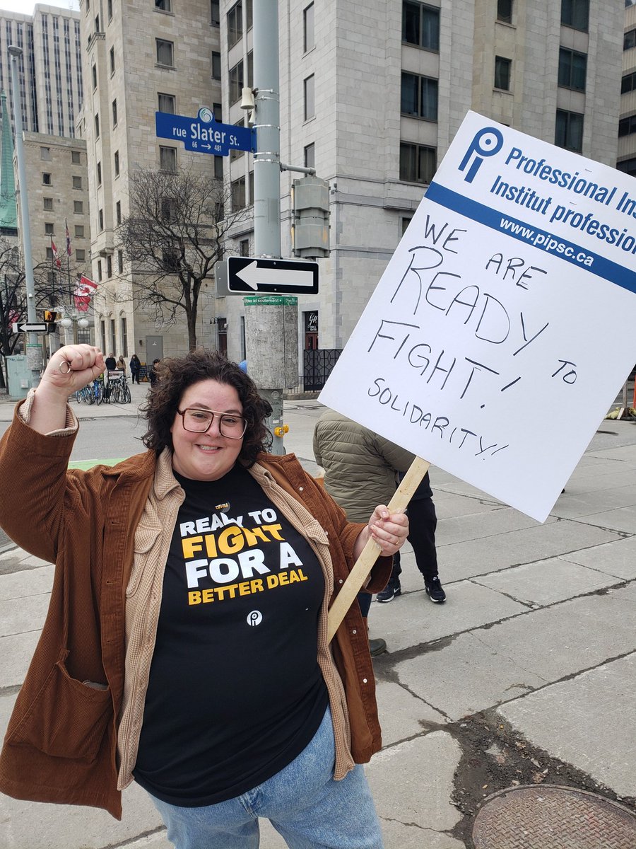 AYPC_CJPA's tweet photo. RT PIPSC_IPFPC: We are joining the picket at 90 Elgin Street in Ottawa today until 1pm. Solidarity!
--
Nous joignons au piquet de grève au 90, rue Elgin à Ottawa jusqu'à 13 h aujourd'hui. Solidarité!
✊✊✊
#psacstrike #canlab @psac_afpc https://t.co/NtH7Bi5h6Y