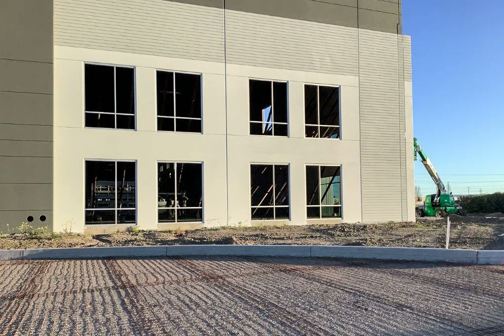 McShaneTweets's tweet photo. Construction continues at Central Industrial Center in Stockton, CA. The three-building development totals 1.1 million SF and features 32' to 40' clear heights, 60' speed bays, and high-capacity natural gas and electrical infrastructure.
#MCCWest #MCCBuilds #ConstructionUpdate https://t.co/jfTsxG7k9X