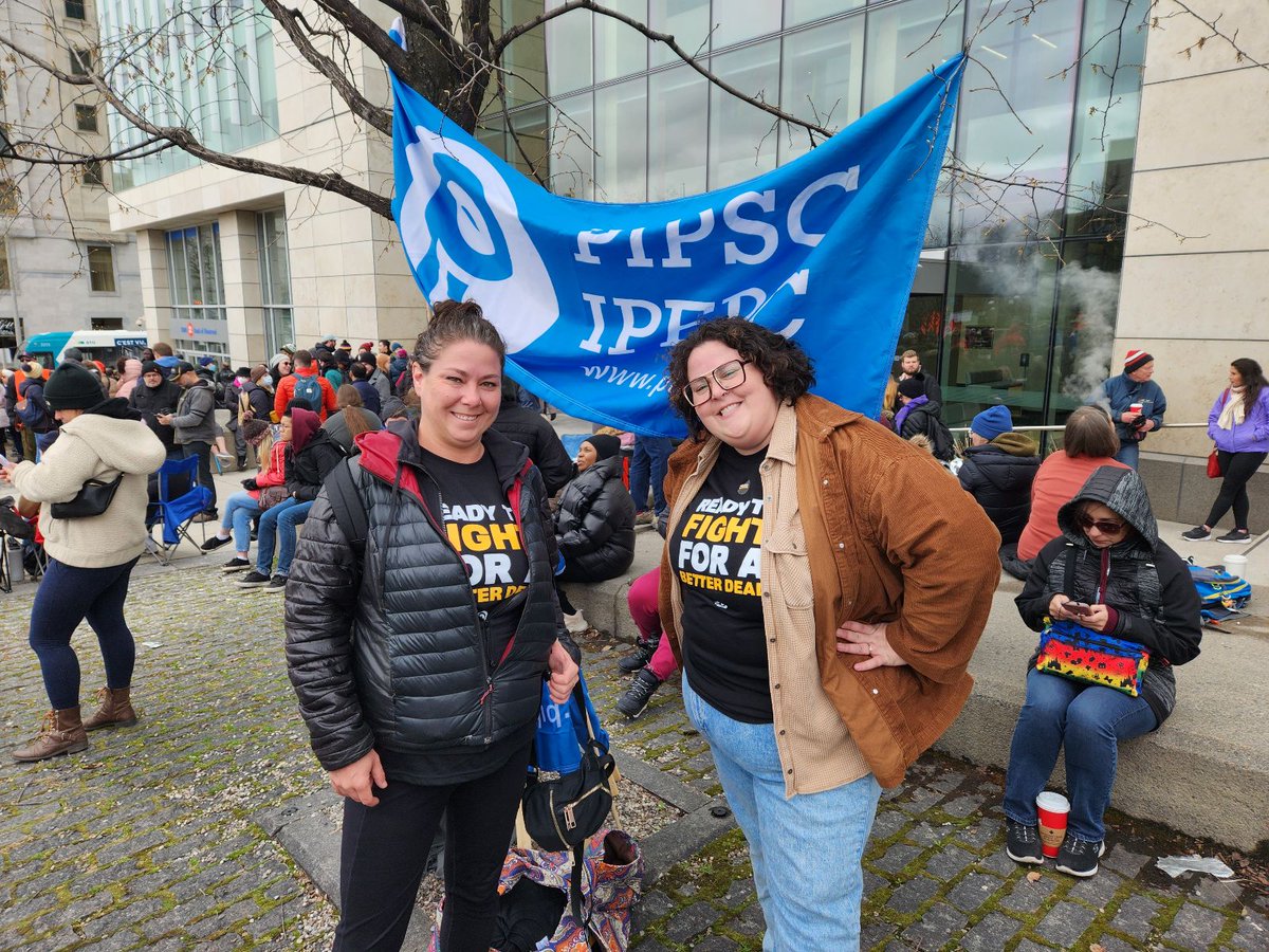 AYPC_CJPA's tweet photo. RT PIPSC_IPFPC: We are joining the picket at 90 Elgin Street in Ottawa today until 1pm. Solidarity!
--
Nous joignons au piquet de grève au 90, rue Elgin à Ottawa jusqu'à 13 h aujourd'hui. Solidarité!
✊✊✊
#psacstrike #canlab @psac_afpc https://t.co/NtH7Bi5h6Y