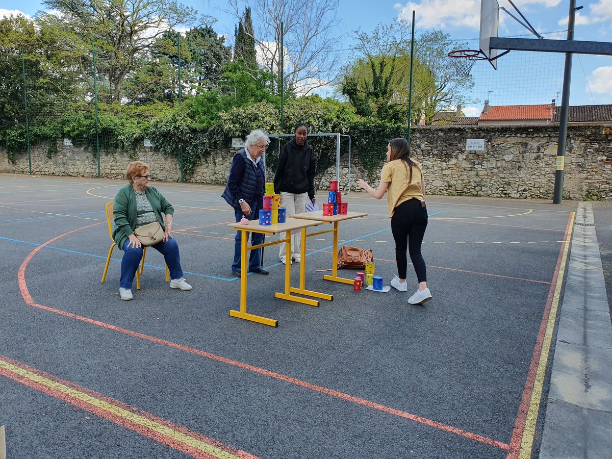 LyceeAnneVeaute's tweet image. En direct de la kermesse intergénérationnelle, chef-d&apos;œuvre des TASSP2 #Intergénération #ASSP #AideALaPersonne #LyceePro #ChefDOeuvre