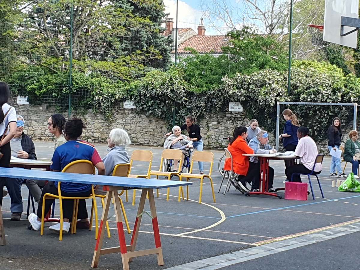 LyceeAnneVeaute's tweet image. En direct de la kermesse intergénérationnelle, chef-d&apos;œuvre des TASSP2 #Intergénération #ASSP #AideALaPersonne #LyceePro #ChefDOeuvre