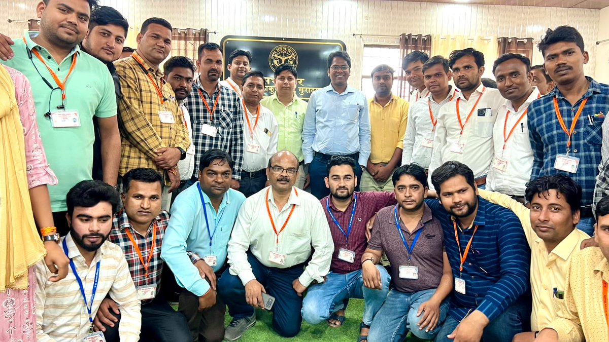 राजस्व विभाग एक सार्वभौमिक विभाग है जो शासन के विभिन्न कार्यक्रम, योजनाओं में अपना योगदान देता है। 
एक पहल के तहत राजस्व कर्मचारियों को ID cards वितरित किए। उम्मीद है ये उनको पहचान और आत्मविश्वास देंगे जिससे वो अपने दायित्वों का निर्वहन बेहतर प्रकार से कर सकें !! 
#thakurdwara