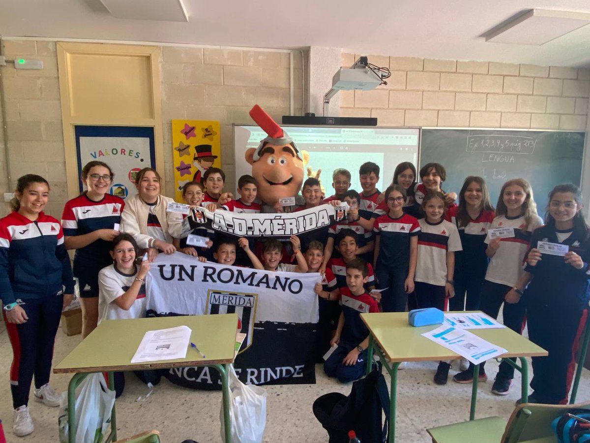 ateneamerida's tweet photo. #Fútbol | ¡Hoy nuestros alumnos han recibido la visita de Romanito! Nos ha invitado a ver el partido del domingo ⚽. ¡Allí estaremos! @Merida_AD
.
.
.
#colegioateneamerida #merida #football #invitacion #entrada #meridaad https://t.co/5ZF6hGYiIT