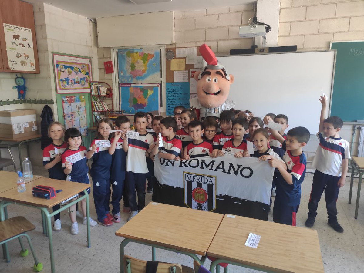 ateneamerida's tweet photo. #Fútbol | ¡Hoy nuestros alumnos han recibido la visita de Romanito! Nos ha invitado a ver el partido del domingo ⚽. ¡Allí estaremos! @Merida_AD
.
.
.
#colegioateneamerida #merida #football #invitacion #entrada #meridaad https://t.co/5ZF6hGYiIT