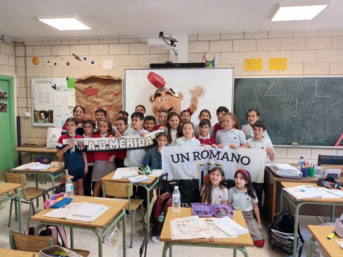 ateneamerida's tweet photo. #Fútbol | ¡Hoy nuestros alumnos han recibido la visita de Romanito! Nos ha invitado a ver el partido del domingo ⚽. ¡Allí estaremos! @Merida_AD
.
.
.
#colegioateneamerida #merida #football #invitacion #entrada #meridaad https://t.co/5ZF6hGYiIT