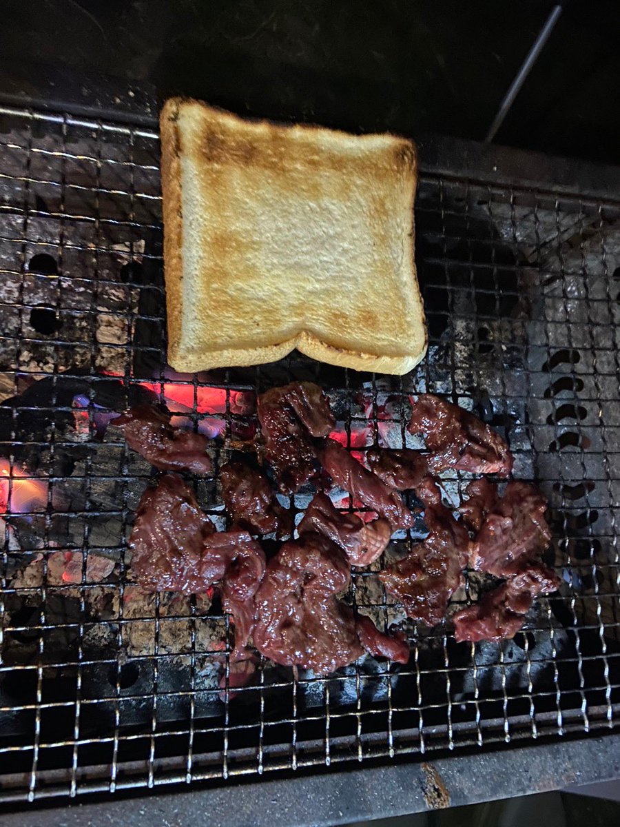 kiittan's tweet photo. ●20年前のタープ⛺️今回は忘れず持参したガイロープ🪢だったのに、張った途端ボソボソ切れた✂️
寿命なんだね〜😅
●100均に急いで買いに行って🪢何とか立ったけど🏕
(日)の強風でタープ自体が✂️ビリビリ破れそうだった〜
●ハラミ🥩このBBQコンロで焼いたらすんげ〜不味そう😂●2023/4/14(金)夜〜16(日 https://t.co/aTQgL0VRI1