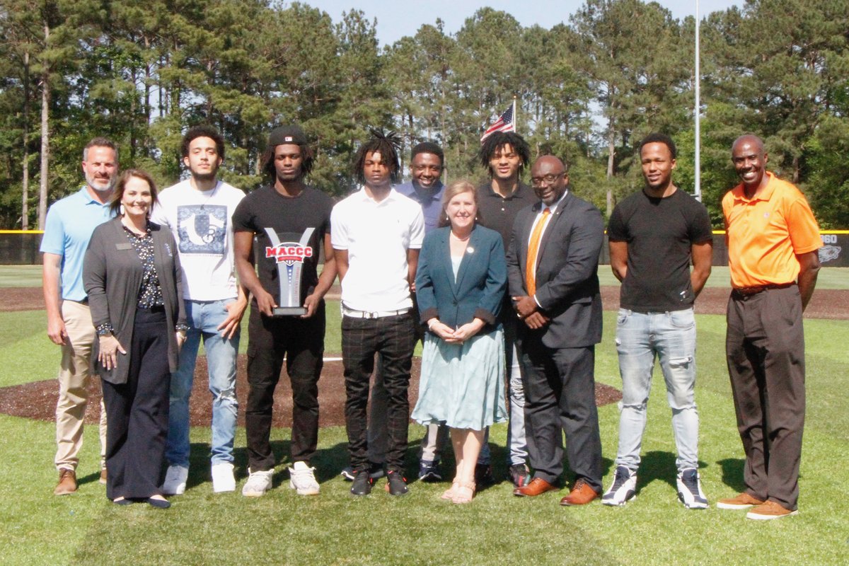 MACCC Commissioner Steven Martin was on campus today to present the MACCC Conference Championship trophy to the Co-Lin men's basketball team. Congratulations Wolves! @MACCCAthletics @MACCCCommish