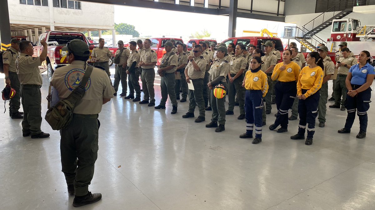 PCJalisco's tweet photo. ¡ESTAMOS LISTOS! Nuestros oficiales ya se encuentran en camino hacia los distintos espacios donde participarán como evaluadores y observadores durante el #MacrosimulacroJalisco ⛑️

Recuerda que este ejercicio preventivo se realizará HOY a las 11:00 hrs. ¡PARTICIPA! 📢 https://t.co/P50HZuSCR3
