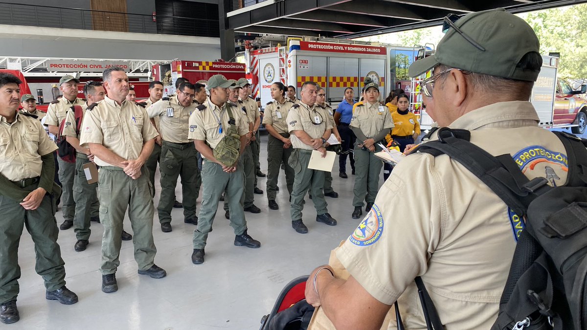 PCJalisco's tweet photo. ¡ESTAMOS LISTOS! Nuestros oficiales ya se encuentran en camino hacia los distintos espacios donde participarán como evaluadores y observadores durante el #MacrosimulacroJalisco ⛑️

Recuerda que este ejercicio preventivo se realizará HOY a las 11:00 hrs. ¡PARTICIPA! 📢 https://t.co/P50HZuSCR3