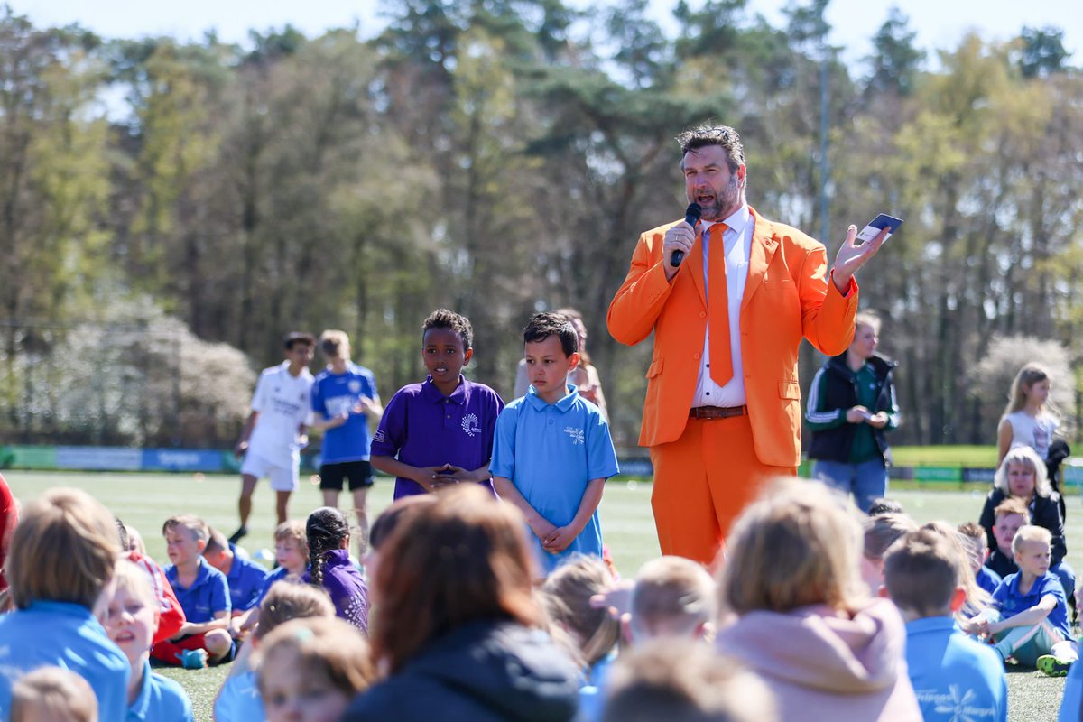 Schoolvoetbal in Dieren met 350 dolenthousiaste kinderen. Ook, door o.a. een oranje pak te dragen, aandacht gevraagd voor de #dagtegenpesten. Noah en Goitom vertelden uit de grond van hun hart over hun ervaringen met #pesten. 
Dank <a href="/vvdieren/">v.v. Dieren</a> voor de geweldige organisatie.