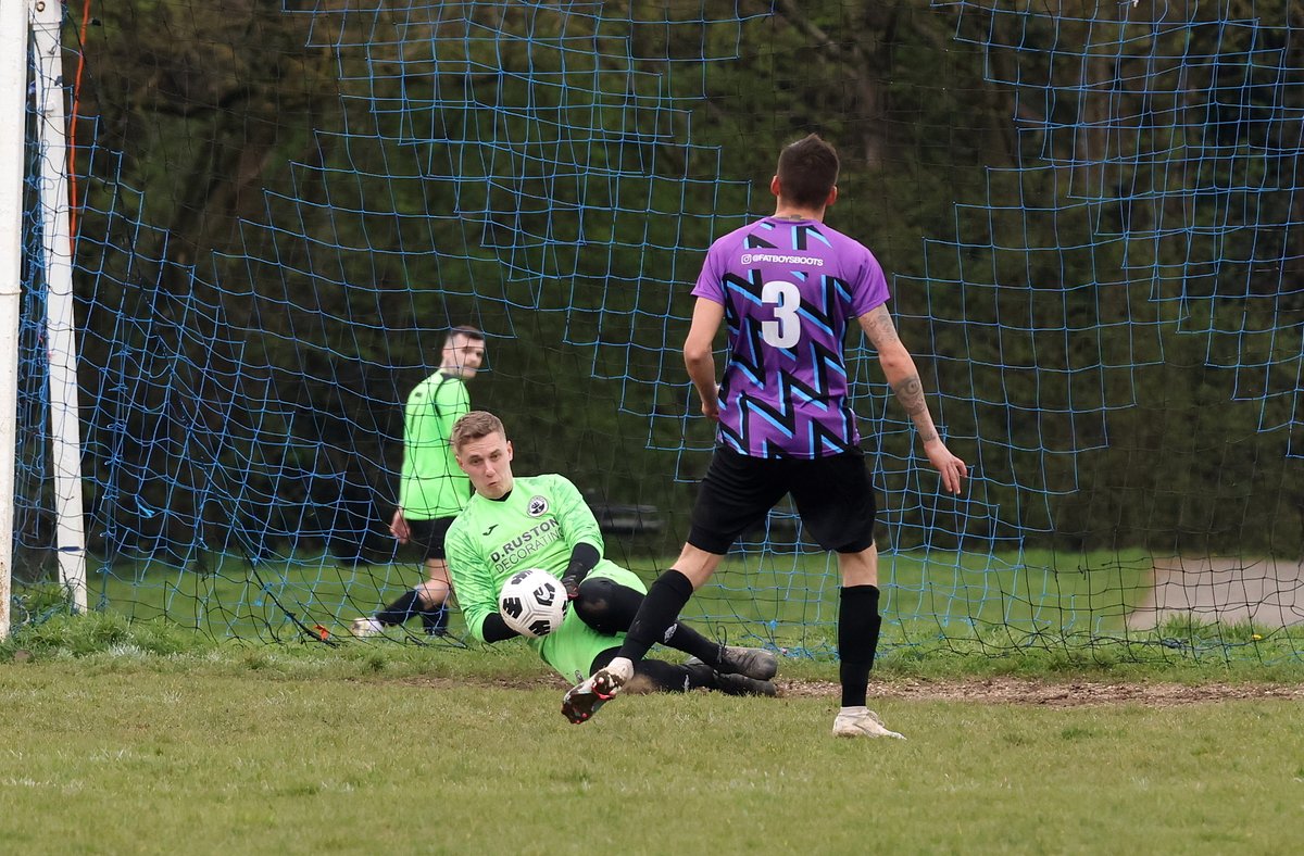 ParksFooty's tweet photo. Another Div 4 @the_portsmouth game at #paulsgrove on 16.04.23
#alsbar v @EmsworthTown Res
Photos at https://t.co/eVqH7LaP1E
#parksfootball #grassrootsfootball #sundayleaguephotos #oystermen https://t.co/d9iPQOlZSK