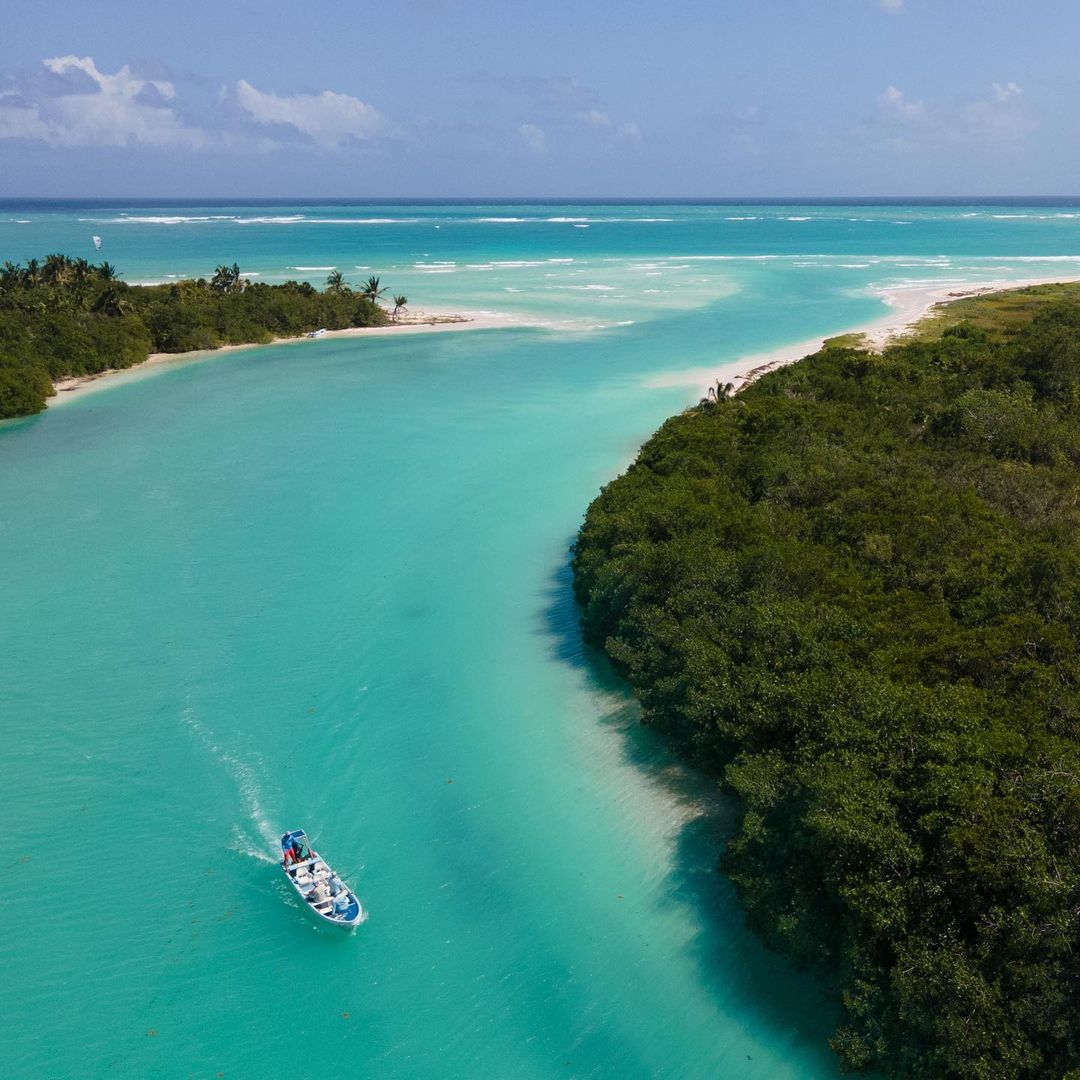 TheMexCaribbean's tweet photo. 𝗕𝗼𝗮𝘁 𝗿𝗶𝗱𝗲𝘀 are a great way to tour the canals of #SianKaan, as you can admire the natural beauty of this tropical paradise. 🚤

❤️ if you've included it in your #MexicanCaribbean 𝗯𝘂𝗰𝗸𝗲𝘁 𝗹𝗶𝘀𝘁.

📍 @MayaKaanTravel
🌐: https://t.co/9HsnMrBd33
📸: ivstudio via IG https://t.co/9UfPZWwLg3