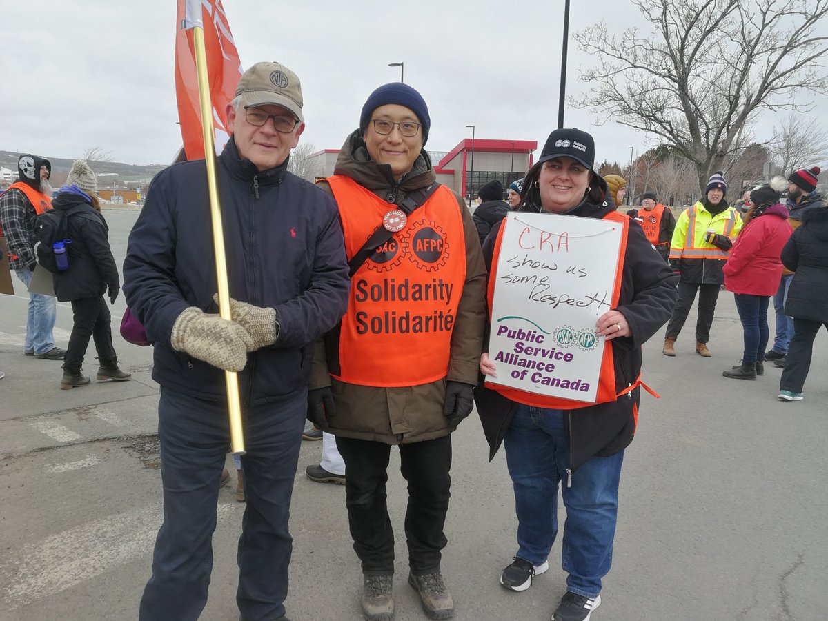 NLNDP's tweet photo. NL NDP Leader @JimDinn joined @psac_afpc members on the picket line this morning to show solidarity with the workers.✊

“Nothing counts but pressure, pressure, more pressure, and still more pressure through broad organized aggressive mass action.” – A. Phillip Randolph
#nlpoli https://t.co/rIgAC14Bb5