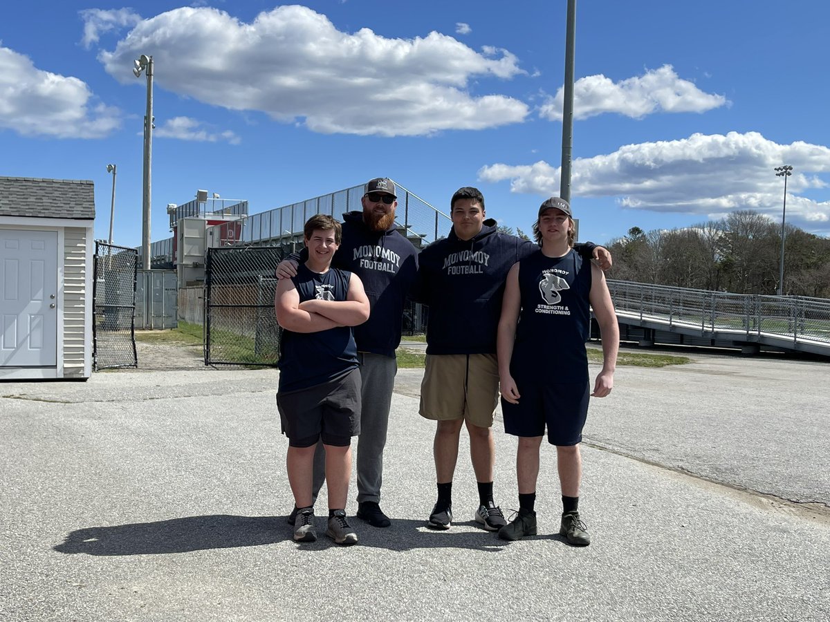 CoachSliney's tweet photo. Day three squared away! Over the last few days lineman all over Cape Cod and beyond worked and got better! #linelife #CapeCodFootball https://t.co/AvaBz1ABle