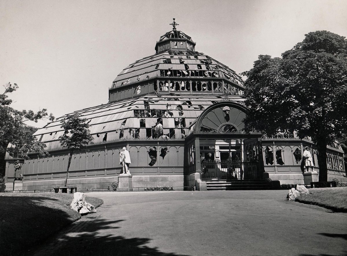 Sefton Park Palm House 1941 showing damage following a bomb being dropped nearby. The glass was painted with camouflage paint to prevent moonlight reflections & to stop enemy bombers trying to use it as a guide/landmark to pinpoint their location. @The_Palmhouse @angiesliverpool