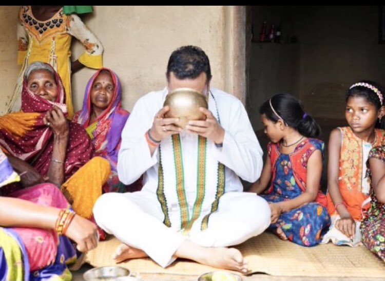 Rajsthanikaka's tweet photo. जो भाईसाहब को पहचानेगा काका के साथ दाल , बाटी , चूरमा का स्वाद ले सकते हों 🙏 https://t.co/QHXY6vSzfu