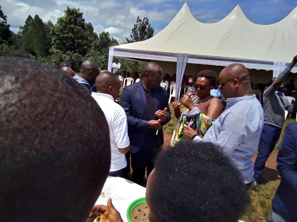 RusiziDistrict's tweet photo. #Kwibuka29.None muri gahunda y'iminsi 100 yo #Kwibuka ku ncuro ya 29 jenoside yakorewe abatutsi1994,hon depité UWAMBAJE Aimé Sandrine arikumwe na Mayor @DrKibiriga
bifatanyije n'abaturage b'umurenge wa #Gitambi abatutsi bazize jenoside bo muri uyu murenge. https://t.co/80kS6umX2y