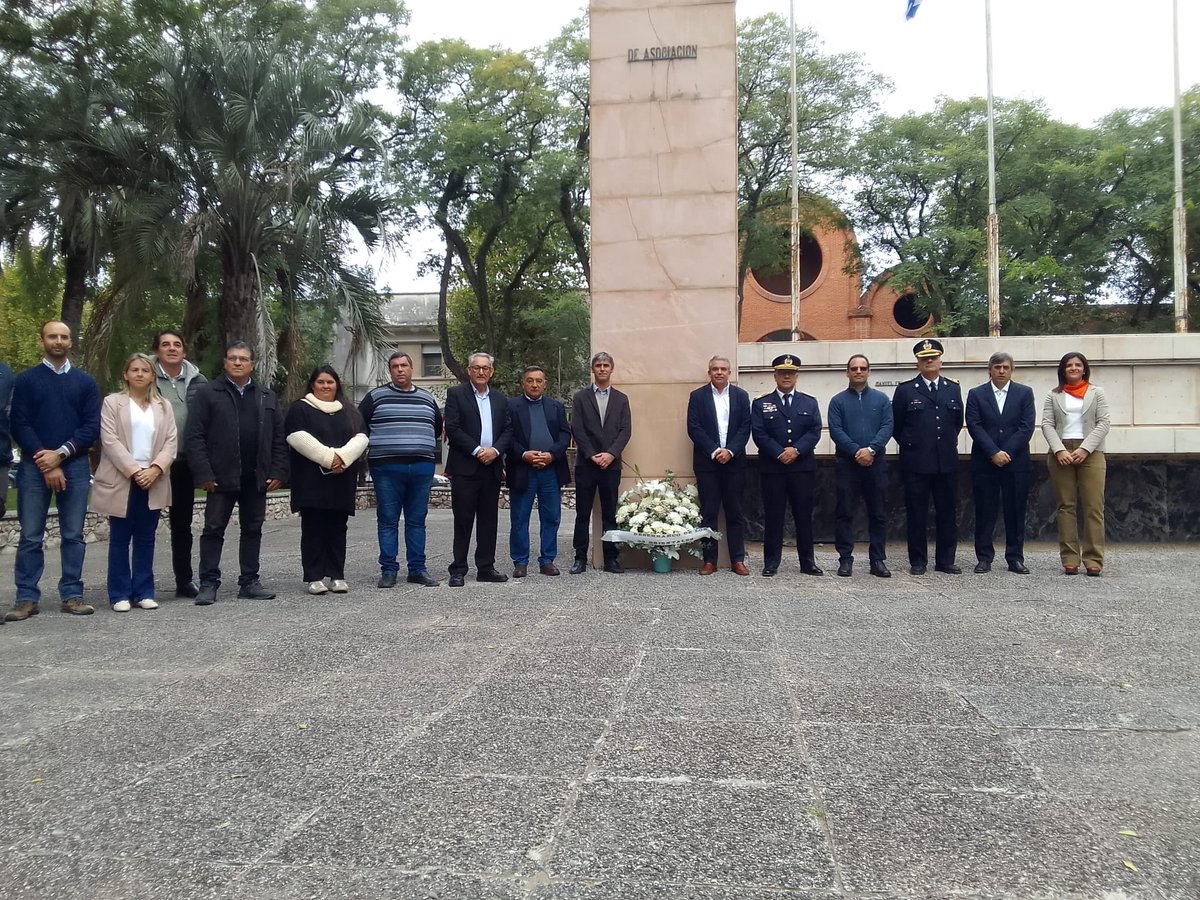 8PabloDaSilva's tweet photo. Conmemoración Desembarco de los Treinta y Tres Orientales. Plaza 19 de Abril https://t.co/01nwP9S8bz