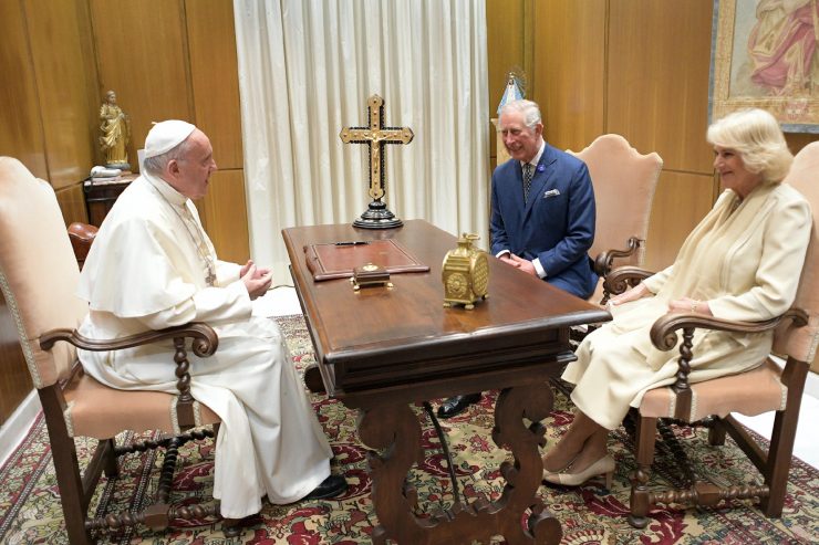 TV2000it's tweet image. 🔴#PapaFrancesco dona due reliquie della Vera Croce a #reCarloIII d'Inghilterra per l'incoronazione
I due frammenti saranno incastonati nella Croce del #Galles che guiderà la processione il #6maggio all’abbazia di #Westminster 

#19aprile @vinmorgante @UKinHolySee #KingCharlesIII