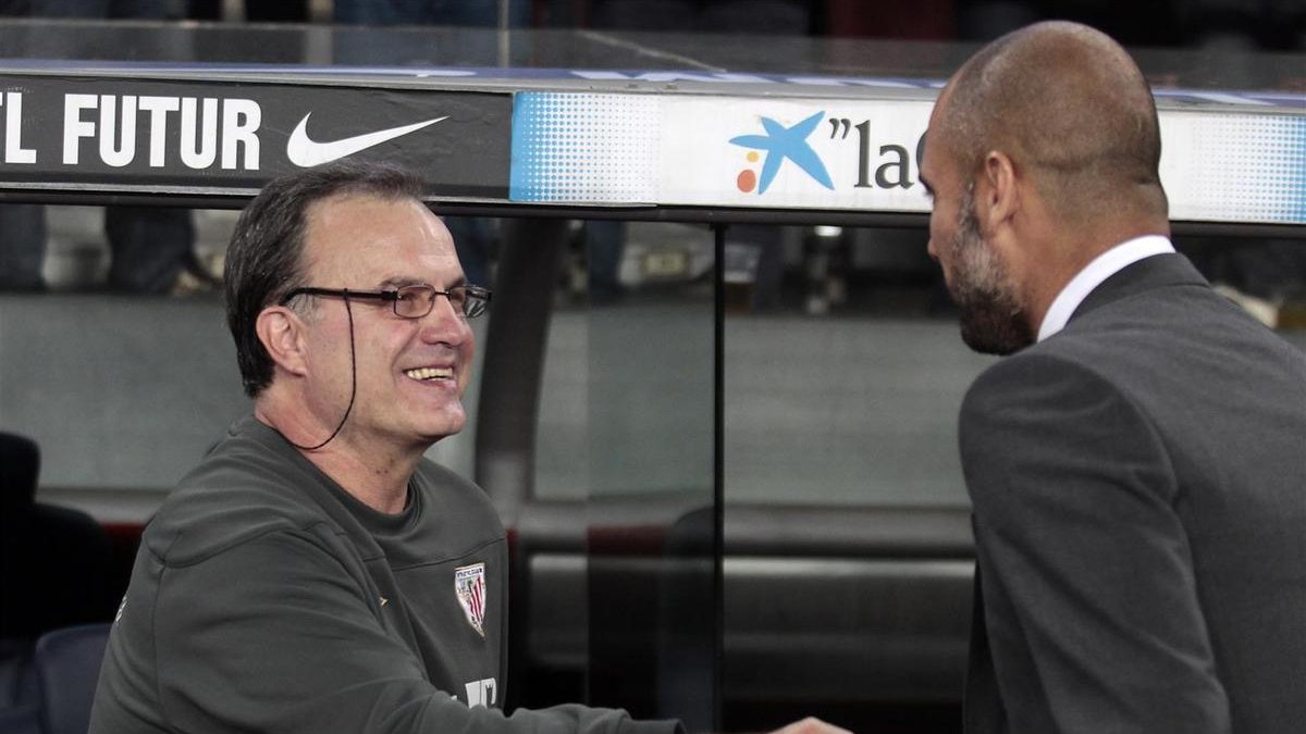 b_kuchman's tweet photo. Batistuta a Guardiola, en 2006: "Si vas a ser entrenador, tenés que juntarte a charlar con Marcelo Bielsa".

¿Quieren saber que pasó después? En este [𝗛𝗜𝗟𝗢✍️] te lo cuento... https://t.co/KfWfEpfB0I