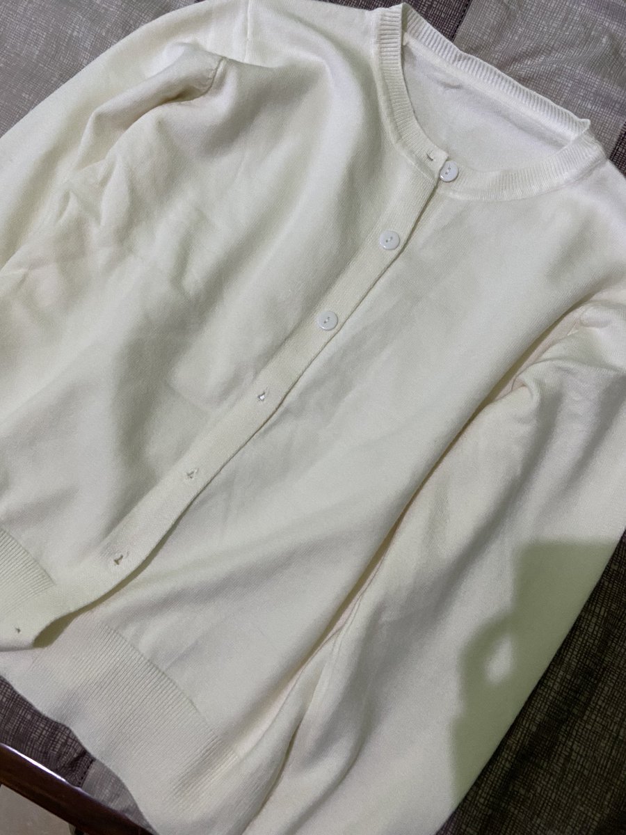 Cardigan soft knit putih
Lembut banget bahan adem. Lumayan Oversize. Putih nya gak terawang hijab friendly shope.ee/5AMTXk5PiY