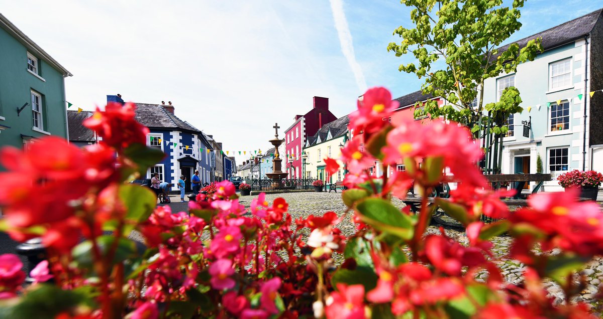EisteddfodUrdd's tweet photo. Gydag Eisteddfod yr Urdd yn ymweld â thref hanesyddol Llanymddyfri, pwy well i’n tywys o amgylch dref y porthmyn na Siân Williams, Trefnydd Cynorthwyol yr Eisteddfod sy’n wreiddiol o’r dref!

Darllenwch erthygl Siân ar wefan @croesocymru: https://t.co/Z6xmGxzJT5

 📸DiscoverCarms https://t.co/NLIrmWgP1F