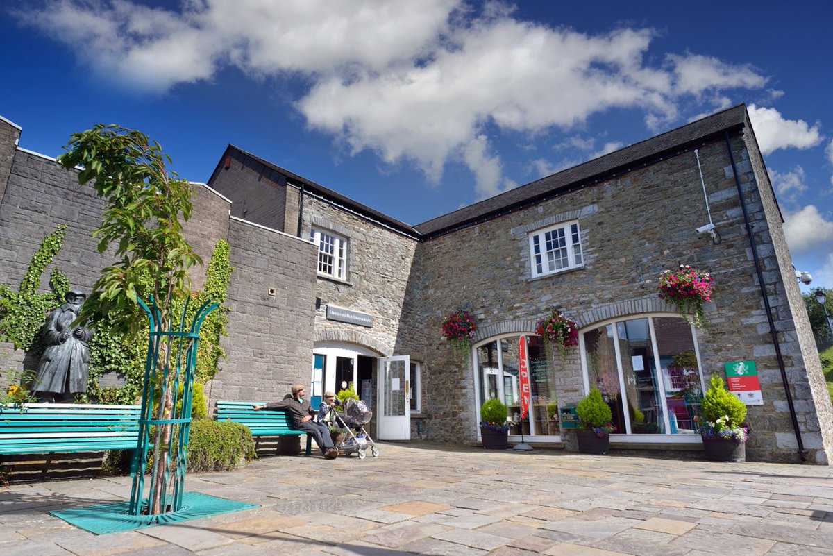 EisteddfodUrdd's tweet photo. Gydag Eisteddfod yr Urdd yn ymweld â thref hanesyddol Llanymddyfri, pwy well i’n tywys o amgylch dref y porthmyn na Siân Williams, Trefnydd Cynorthwyol yr Eisteddfod sy’n wreiddiol o’r dref!

Darllenwch erthygl Siân ar wefan @croesocymru: https://t.co/Z6xmGxzJT5

 📸DiscoverCarms https://t.co/NLIrmWgP1F