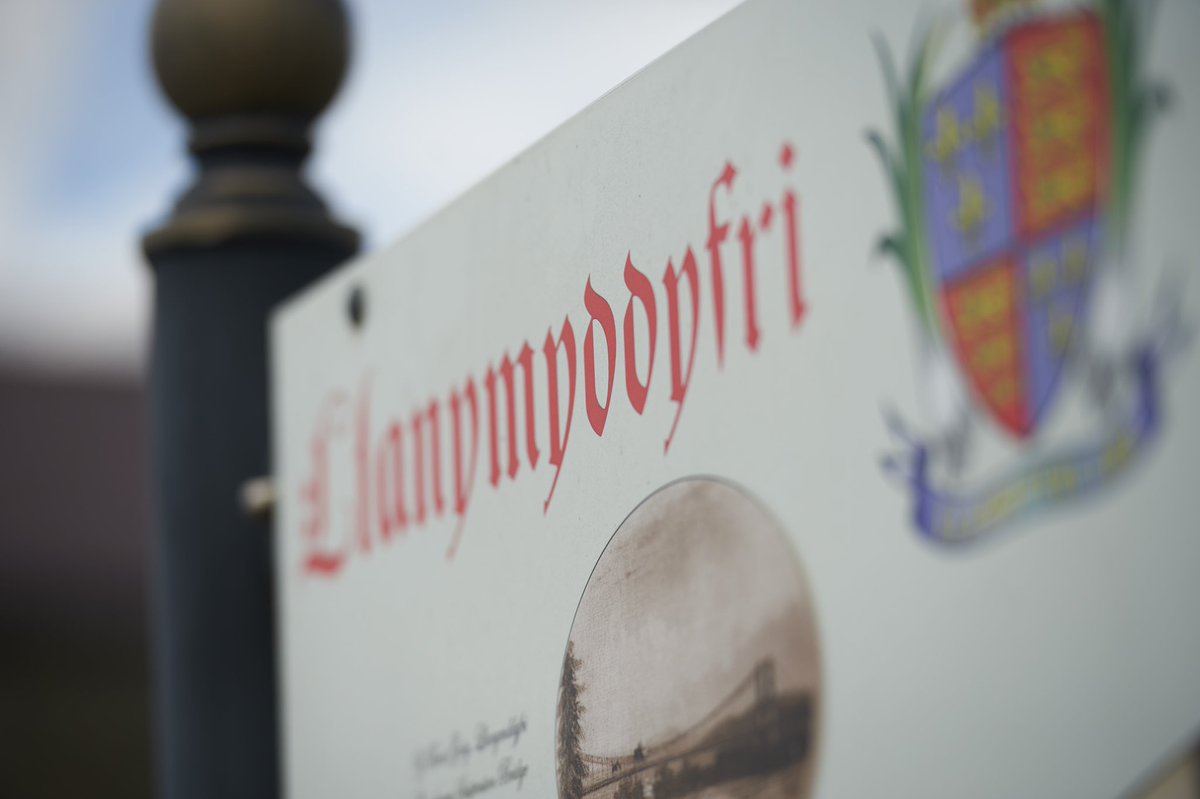EisteddfodUrdd's tweet photo. Gydag Eisteddfod yr Urdd yn ymweld â thref hanesyddol Llanymddyfri, pwy well i’n tywys o amgylch dref y porthmyn na Siân Williams, Trefnydd Cynorthwyol yr Eisteddfod sy’n wreiddiol o’r dref!

Darllenwch erthygl Siân ar wefan @croesocymru: https://t.co/Z6xmGxzJT5

 📸DiscoverCarms https://t.co/NLIrmWgP1F