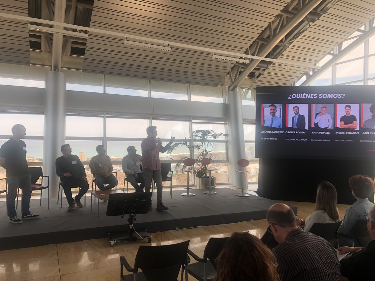 CIDA_gva's tweet photo. I es que, … amb aquestes vistes 🌊desde @GVAddigital ☀️🏖️les idees dels nostres profes de @GVAeducacio flueixen d’allò més bé 😜.
#Noestemdevacances 🙃, estem treballant per una #FPValenciana de futur #Digital i #Sosyenible. #SempreFP https://t.co/j1wEG9kiGa