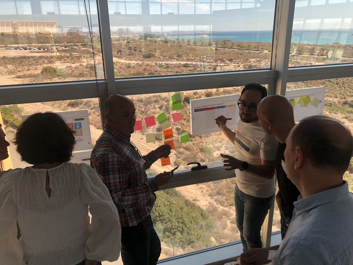CIDA_gva's tweet photo. I es que, … amb aquestes vistes 🌊desde @GVAddigital ☀️🏖️les idees dels nostres profes de @GVAeducacio flueixen d’allò més bé 😜.
#Noestemdevacances 🙃, estem treballant per una #FPValenciana de futur #Digital i #Sosyenible. #SempreFP https://t.co/j1wEG9kiGa